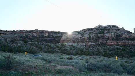 Sonnenuntergang-Hinter-Red-Rock-Mountains-Im-Colorado-National-Monument,-Zeitraffer