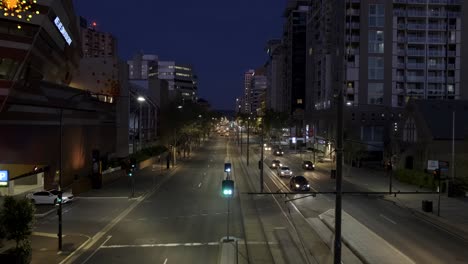 Centro-De-La-Ciudad-De-Adelaida-Por-La-Noche,-Tráfico-Nocturno-De-Adelaida