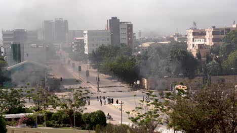 Marcas-De-Humo-Negro-Donde-La-Población-Civil-Protesta-Por-Un-Golpe-Militar-En-Jartum,-Sudán