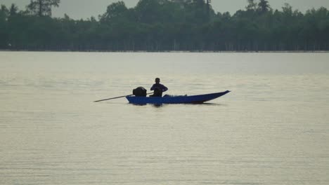Einheimischer-Thailändischer-Fischer-Steuert-Ein-Longtail-Flussboot-Auf-Dem-Chanthaburi-Fluss,-Thailand
