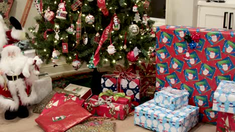 Pfanne-Links-Am-Weihnachtsbaum-Und-Geschenke