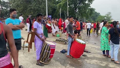 Dhak-En-La-Orilla-Del-Río-Ganges-Durante-Durga-Puja,-Que-Es-El-Festival-Más-Grande-De-Kolkata
