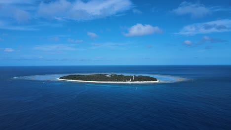 Moving-high-view-of-Lady-Elliot-Island-looking-across-the-water-of-the-pacific-ocean