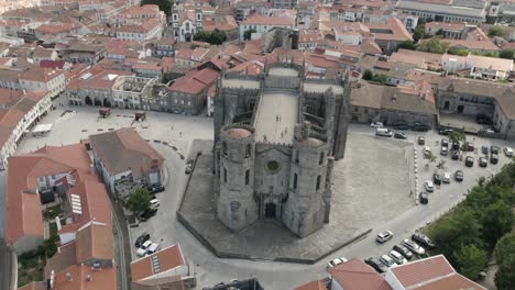 Catedral-De-Guarda,-Se-Da-Guarda-Y-City-View,-Portugal,-órbita-Aérea