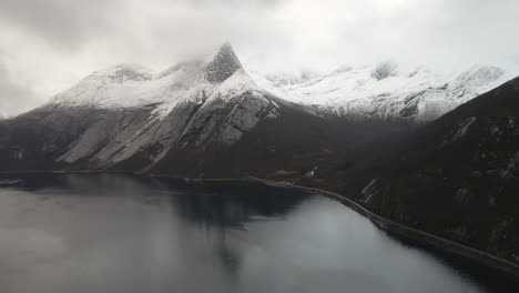 Espectacular-Paisaje-Nevado-De-La-Llamativa-Montaña-Stetind-En-Noruega