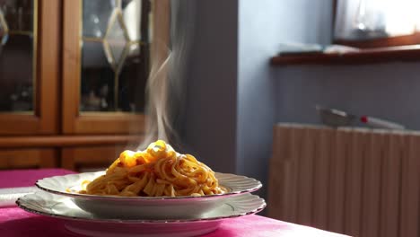 Italienische-Traditionelle-Küche,-Dampfende-Bolognese-Nudeln,-Nahaufnahme
