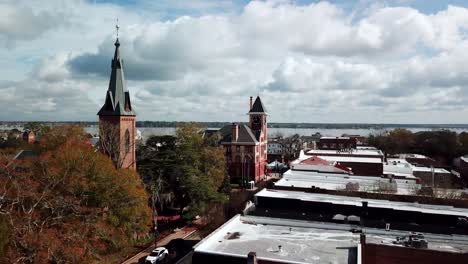 aerial-fast-push-into-courthouse-and-city-hall-in-new-bern-nc,-north-carolina