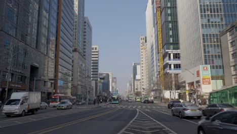 Distrito-De-Gangnam,-Atasco-De-Tráfico-En-La-Calle,-Autobuses,-Otros-Vehículos-Que-Viajan-Por-La-Carretera-Gangnam-daero