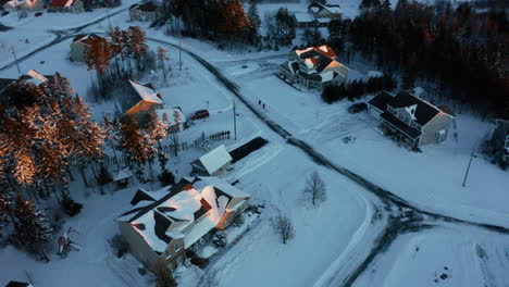 Winterluftaufnahme-Mit-Blick-Auf-Schneebedeckte-Häuser-In-Einer-Vorstadtsiedlung
