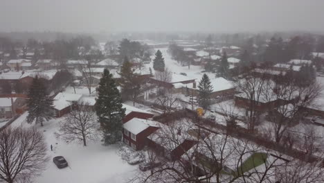 Luftaufnahme-über-Schneebedeckten-Häusern-In-Einem-Wohnviertel