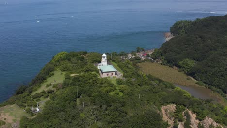 Leuchtturm-Auf-Der-Insel-Tomogashima,-Luftaufnahme-Aus-Der-Umlaufbahn,-Wakayama,-Japan