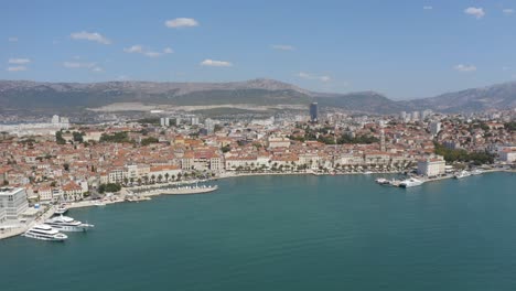 Panorama-Der-Geteilten-Stadt-Mit-Ruhigem-Blauen-Meer-Tagsüber-Im-Sommer-In-Kroatien