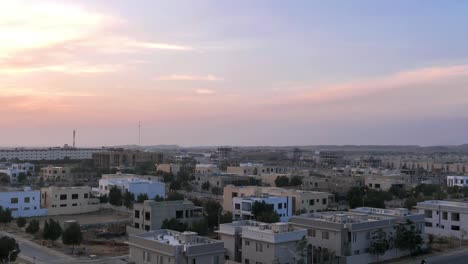 Urbanización-Bahria-Contra-Cielos-De-Color-Melocotón-Al-Atardecer-En-Karachi