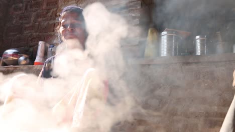 Mujer-India-Cocinando-Al-Aire-Libre-En-La-Aldea-De-Dhanlaxmi,-Rajasthan