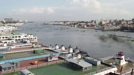 Luftaufnahmen-Steigen-Aus-Einer-Reihe-Von-Passagierschiffen-Im-Fluss-Auf,-Wobei-Schwarzer-Rauch-Austritt-–-Dhaka
