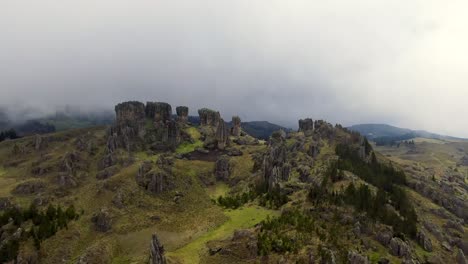 Imponentes-Pilares-De-Roca-En-Las-Tierras-Altas-Andinas,-Los-Frailones-En-Cumbemayo-Cerca-De-Cajamarca,-Perú
