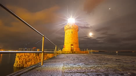 Burgleuchtturm-Beleuchtet-Mit-Mond-über-Bewölktem-Abendhimmel-In-Saint-Peter-Port,-Guernsey