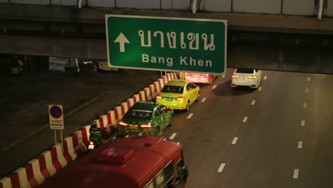 Tráfico-Por-Carretera-Bajo-El-Puente-En-Bangkok-Por-La-Noche