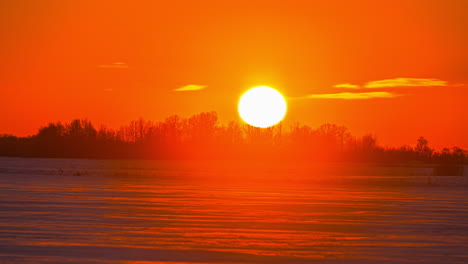 Zeitraffer-Bei-Nahaufnahme-Des-Sonnenuntergangs-In-Der-Orangefarbenen-Ansicht-Mit-Sich-Bewegenden-Wolken-Im-Hintergrund