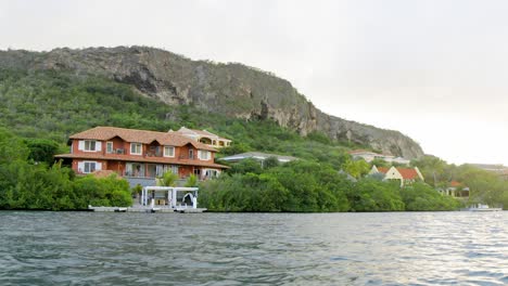 Luxuriöse-Häuser-Am-Wasser-An-Der-Küste-Der-Karibikinsel-Curaçao