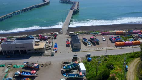 Hafen-Oder-Caleta-Meguellines,-Constitucion-Chile-Drohnenschuss-Sonniger-Tag-Mit-Fischerbooten-Drohnen-Enthüllungsschuss