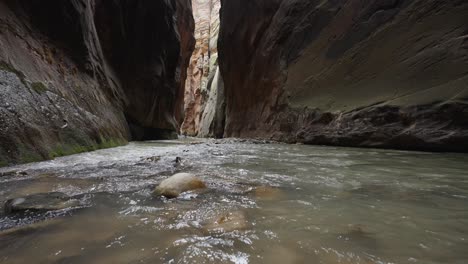 The-rushing-river-in-the-Narrows-of-Zion-National-Park,-US
