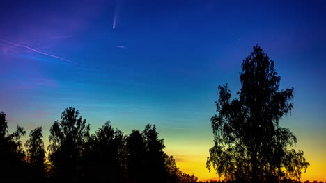 Zeitrafferansicht-Des-Kometen-Neowise,-Der-Sich-Im-Jahr-2020-Zwischen-Den-Sternen-über-Dem-Wald-über-Den-Abendhimmel-Bewegt