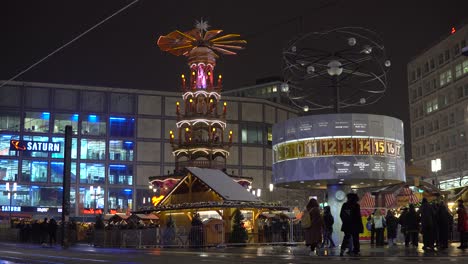Frío-Pre-Navidad-En-Alexanderplatz-En-Berlín-Durante-La-Noche