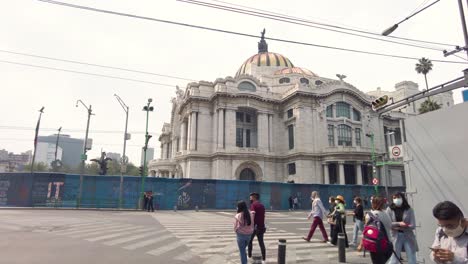 Tráfico-Y-Gente-Caminando-Por-Las-Calles-Del-Centro-De-La-Ciudad-De-México-Tomadas-Desde-La-Perspectiva-De-Un-Camión