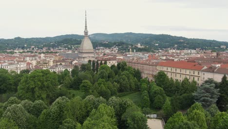 Aerial-Dolly,-Linke-Ansicht-Der-Mole-Antonelliana-Und-Des-Stadtbildes-Von-Turin,-Italien