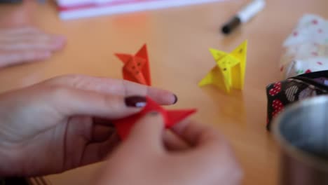 Nahaufnahme-Einer-Erfahrenen-Weißen-Kaukasischen-Frau,-Die-Falten-Und-Origami-Faltet-Und-Origami-Fuchs,-Orientalische-Traditionelle-Japanische-Kunst-Auf-Einem-Hölzernen-Schreibtisch-Kreiert