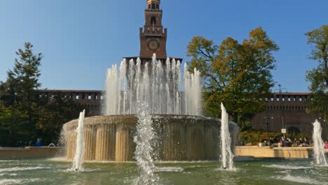 Außenansicht-Der-Mittelalterlichen-Burg-Sforza-Oder-Castello-Sforzesco-In-Mailand-Und-Brunnen