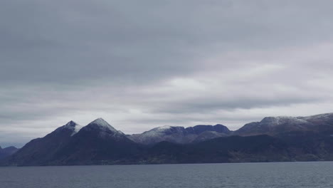 Vista-Espectacular-De-Las-Montañas-Nevadas-Azules-Cerca-Del-Fiordo-Noruego-En-Molde,-Noruega