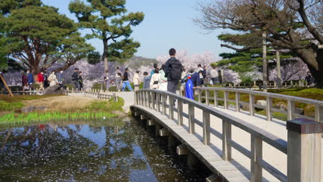 Locals-And-Tourists-Sightseeing-On-The-Old-Garden-Of-Kenroku-en-In-Kanazawa,-Ishikawa,-Japan