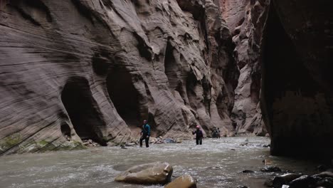 The-Narrows-trail-in-Zion-National-Park-during-Spring