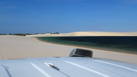Car-on-the-road-in-the-dunes