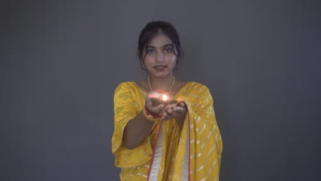 Indisches-Mädchen-Im-Indischen-Sari-Mit-Diwali-Diya