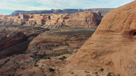 Luftaufnahme-über-Dem-Malerischen-Berühmten-Grand-Canyon-Des-Colorado-River-Mit-Roten-Sandsteinfelsen-Im-Licht-Der-Untergehenden-Sonne-In-Den-USA