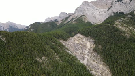 Vista-Cinematográfica-Aérea-De-La-Cordillera-De-Kananaskis-En-Las-Montañas-Rocosas-Canadienses