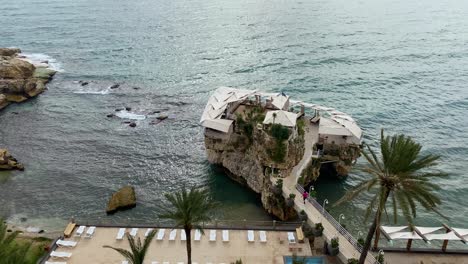 Urlauber-Auf-Den-Lounges-Am-Privaten-Pool-Des-Bourj-Al-Fidar-Resorts-In-Jbeil,-Libanon