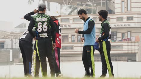 Equipo-De-Cricket-Masculino-Hablando-Juntos-En-El-Campo-En-Karachi,-Pakistán
