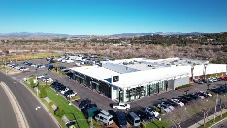 Mercedes-Benz-car-dealership-in-Valencia,-California