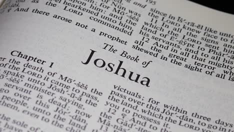 Primer-Plano-De-La-Biblia-Volviendo-Al-Libro-De-Joshua