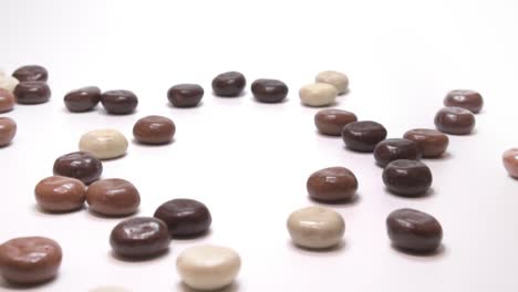 Niederländische-Traditionelle-Süßigkeiten:-Mit-Schokolade-überzogene-Pepernoten