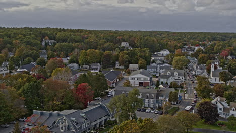 Ogunquit-Maine-Aerial-V6-Filmischer-Low-Level-Überflug-In-Der-Stadt,-Der-Ein-Gemütliches-Stadtbild-Mit-Flussmündung-Und-Weißem-Sandstrand-Während-Der-Herbstsaison-Einfängt-–-Aufgenommen-Mit-Der-Kamera-Inspire-2,-X7-–-Oktober-2021