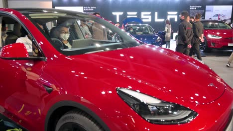 Käufer-Sitzen-Und-Testen-Ein-Amerikanisches-EV-Elektroauto-Von-Tesla-Motors,-Tesla-Model-Y,-Während-Der-International-Motor-Expo-In-Hongkong