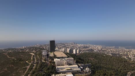 Ruhige-Skyline-Der-Stadt-Haifa-Mit-Einem-Hohen-Gebäude-Auf-Einem-Hügel-Und-Einem-Hafen-Mit-Dem-Meer-Im-Hintergrund,-Israel