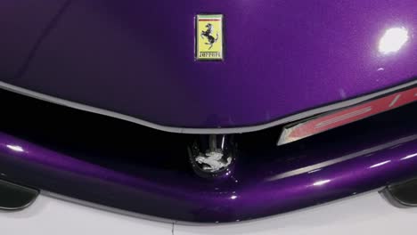 Fabricante-Italiano-De-Automóviles-Deportivos-De-Lujo-Logotipo-De-Ferrari-Visto-En-El-Capó-Delantero-De-Un-Superdeportivo-De-Lujo-Gt-Ferrari-458-Durante-La-Exposición-Internacional-Del-Motor-En-Hong-Kong