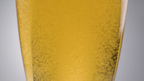 Primer-Plano,-Burbujas-De-Cerveza-En-Cámara-Lenta,-Bebida-Líquida-Dorada-Fresca