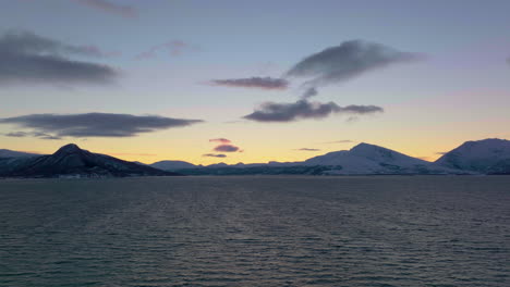 Lebendiger-Sonnenuntergang-In-Eiskalter-Landschaft,-Nordnorwegen-Ozeanantenne